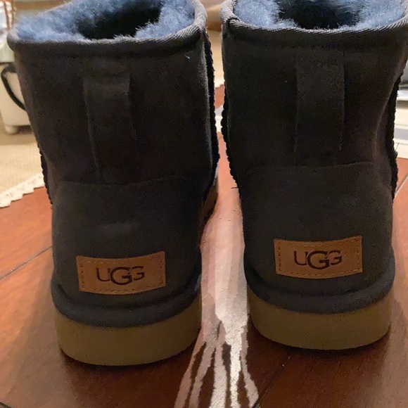 Uggs - Picture 2 of 4